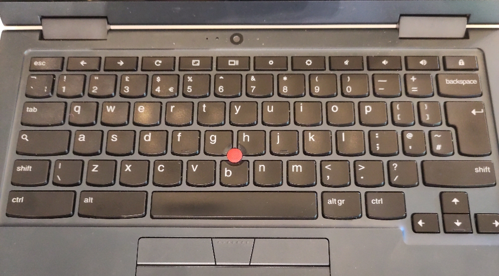Clavier de laptop Thinkpad. Pas de touche meta, le Caps Lock est remplacé par une touche "loupe", les touches F1-F10 (oui ça s'arrête là) sont des icônes, tout est écrit en minuscules et c'est une disposition britannique.